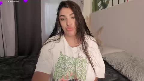 Snapshot of katybloom_ chatting on 02-21-25, 05:20 online show from 02-21-25, 05:20