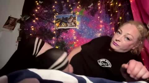 Snapshot of kay_la chatting on 09-11-25, 12:38 kay_la online show from 09-11-25, 12:38