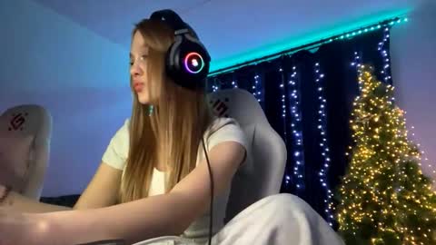 Snapshot of kayceefroehner chatting on 01-10-26, 01:46 Amia online show from 01-10-26, 01:46