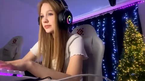 Snapshot of kayceefroehner chatting on 01-13-26, 09:25 Amia online show from 01-13-26, 09:25