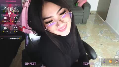 Snapshot of keeiity_moon chatting on 12-18-25, 02:45 keeiity_moon online show from 12-18-25, 02:45