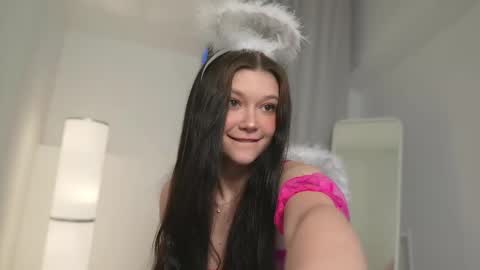 Snapshot of kelly_ember chatting on 02-14-25, 02:33 KELLY online show from 02-14-25, 02:33