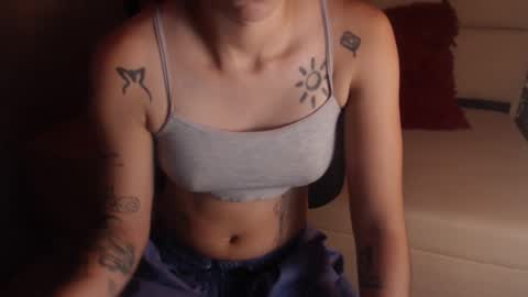 Snapshot of kelly_queenpussy chatting on 10-05-25, 06:39 KEY online show from 10-05-25, 06:39