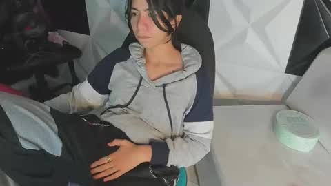 Snapshot of kelly_queenpussy chatting on 10-15-25, 02:33 KEY online show from 10-15-25, 02:33