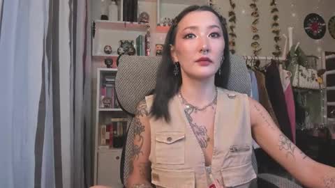 Snapshot of kellyasian chatting on 10-05-25, 06:12 Leia online show from 10-05-25, 06:12