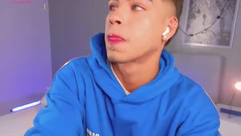 Snapshot of ken_boy_ chatting on 10-01-25, 11:38 online show from 10-01-25, 11:38