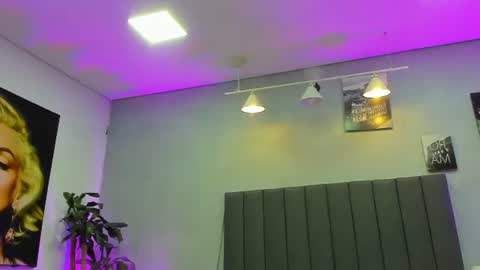 Snapshot of kendra_london chatting on 07-18-26, 11:14 Kendra London online show from 07-18-26, 11:14