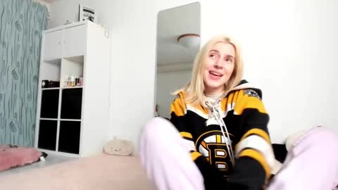 Snapshot of kenziedawton chatting on 12-06-24, 04:58 Kenzie online show from 12-06-24, 04:58