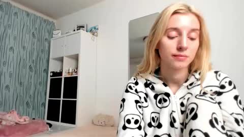 Snapshot of kenziedawton chatting on 01-10-25, 05:15 Kenzie online show from 01-10-25, 05:15