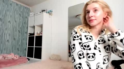 Snapshot of kenziedawton chatting on 01-11-25, 05:20 Kenzie online show from 01-11-25, 05:20