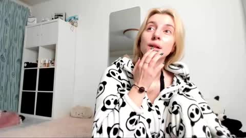 Snapshot of kenziedawton chatting on 01-18-25, 05:10 Kenzie online show from 01-18-25, 05:10