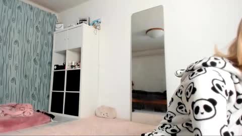 Snapshot of kenziedawton chatting on 01-19-25, 05:05 Kenzie online show from 01-19-25, 05:05