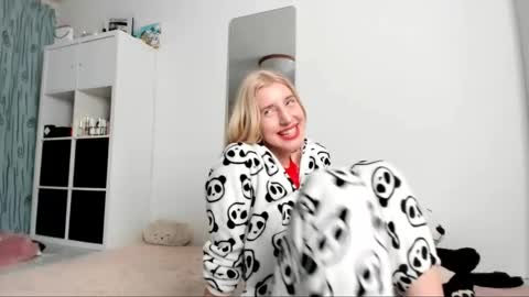 Snapshot of kenziedawton chatting on 01-24-25, 04:59 Kenzie online show from 01-24-25, 04:59