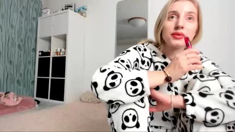 Snapshot of kenziedawton chatting on 01-26-25, 05:02 Kenzie online show from 01-26-25, 05:02