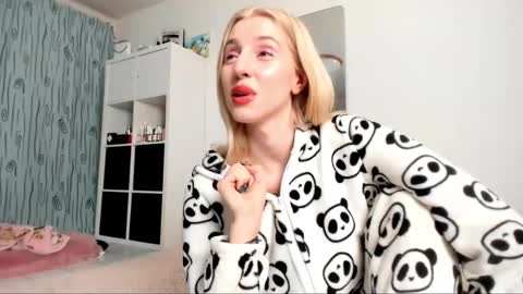 Snapshot of kenziedawton chatting on 01-27-25, 05:14 Kenzie online show from 01-27-25, 05:14