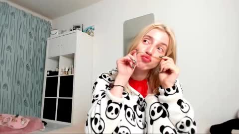 Snapshot of kenziedawton chatting on 02-08-25, 05:29 Kenzie online show from 02-08-25, 05:29