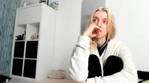 Snapshot of kenziedawton chatting on 09-21-25, 01:35 Kenzie online show from 09-21-25, 01:35