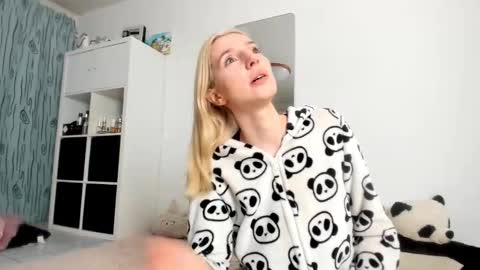 Snapshot of kenziedawton chatting on 10-08-25, 05:49 Kenzie online show from 10-08-25, 05:49