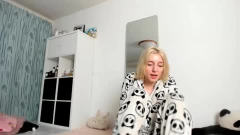 Snapshot of kenziedawton chatting on 10-09-25, 06:11 Kenzie online show from 10-09-25, 06:11