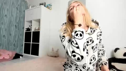 Snapshot of kenziedawton chatting on 10-11-25, 06:12 Kenzie online show from 10-11-25, 06:12