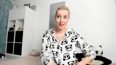 Snapshot of kenziedawton chatting on 10-18-25, 03:42 Kenzie online show from 10-18-25, 03:42