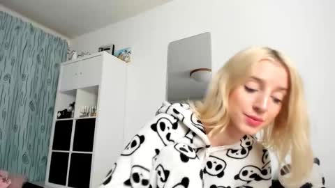 Snapshot of kenziedawton chatting on 10-19-25, 03:18 Kenzie online show from 10-19-25, 03:18