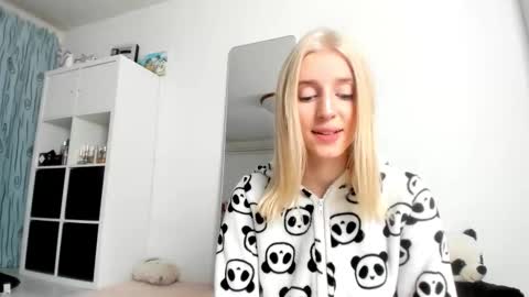 Kenzie online show from 10-22-25, 03:18