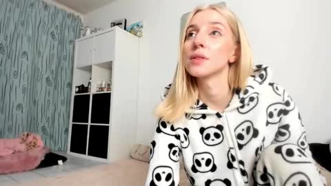 Snapshot of kenziedawton chatting on 10-26-25, 01:50 Kenzie online show from 10-26-25, 01:50