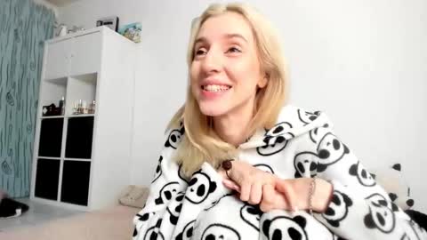 Snapshot of kenziedawton chatting on 11-06-25, 04:46 Kenzie online show from 11-06-25, 04:46