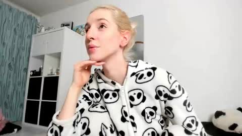 Snapshot of kenziedawton chatting on 11-09-25, 04:22 Kenzie online show from 11-09-25, 04:22