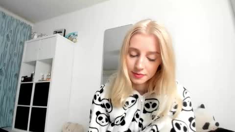 Snapshot of kenziedawton chatting on 11-22-25, 04:33 Kenzie online show from 11-22-25, 04:33