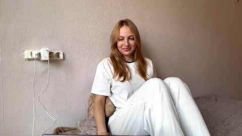 Snapshot of kerryrusell chatting on 11-12-25, 01:39 Elizabeth online show from 11-12-25, 01:39