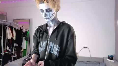 Snapshot of kessy_white chatting on 10-31-25, 10:44 Kessy online show from 10-31-25, 10:44