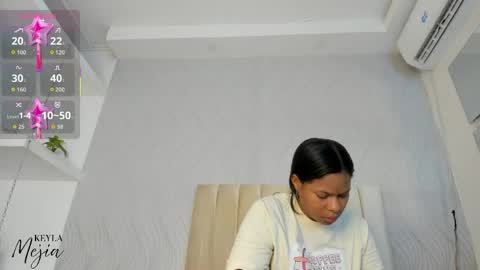 Snapshot of keyla_mejia chatting on 05-17-26, 12:01 Keyla online show from 05-17-26, 12:01
