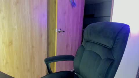 Snapshot of keyn_laurent_ chatting on 02-12-25, 04:12 Laura online show from 02-12-25, 04:12