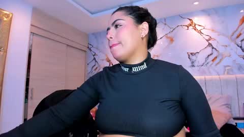Snapshot of kiana_cream chatting on 05-20-26, 02:07 N M online show from 05-20-26, 02:07