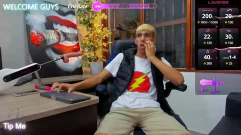 Snapshot of kieran_derek chatting on 01-18-25, 07:37 Kieran Derek online show from 01-18-25, 07:37