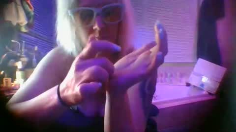 Snapshot of kikilovespartylights chatting on 05-14-26, 12:01 kikilovespartylights online show from 05-14-26, 12:01