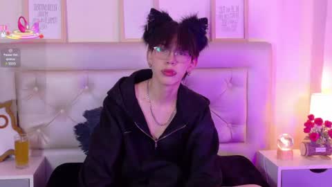 Snapshot of kim_adrien chatting on 06-22-26, 03:19 Adrien online show from 06-22-26, 03:19
