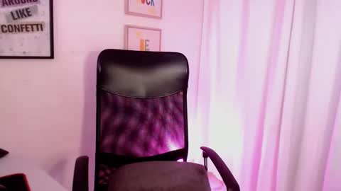 Snapshot of kim_burton_1 chatting on 06-05-26, 02:23 Kimberly online show from 06-05-26, 02:23