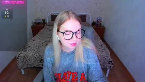 Snapshot of kim_girl_next_door chatting on 01-18-26, 09:57 KIM online show from 01-18-26, 09:57