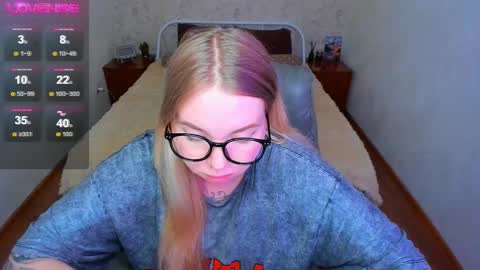 Snapshot of kim_girl_next_door chatting on 03-03-26, 01:17 KIM online show from 03-03-26, 01:17