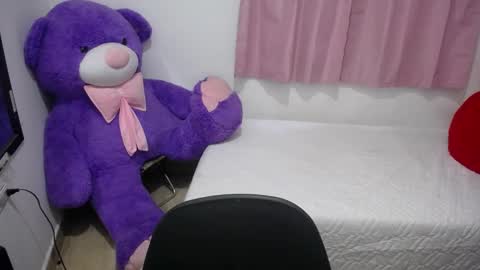 Snapshot of kimberly_slim chatting on 11-05-25, 11:21 Kim online show from 11-05-25, 11:21