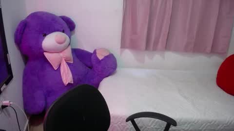 Snapshot of kimberly_slim chatting on 11-12-25, 11:10 Kim online show from 11-12-25, 11:10