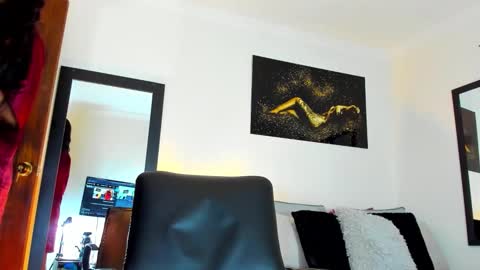 Kimberly Banks online show from 11-30-25, 01:04