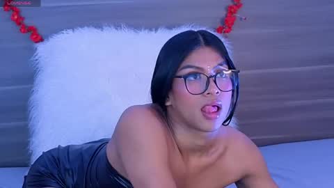 Snapshot of kimberlyn_burbano chatting on 05-15-26, 05:42 Kimberlyn online show from 05-15-26, 05:42