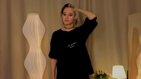 Snapshot of kimikosetterland chatting on 12-19-25, 06:53 Elizabeth online show from 12-19-25, 06:53