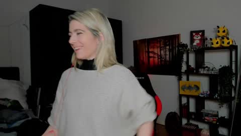 Snapshot of kimilee22 chatting on 02-10-26, 06:12 Wolfs Girl online show from 02-10-26, 06:12