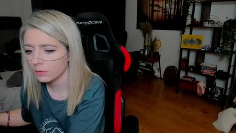 Snapshot of kimilee22 chatting on 02-28-26, 08:10 Wolfs Girl online show from 02-28-26, 08:10