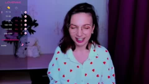 Snapshot of kindhazelhere_ chatting on 06-19-26, 05:34 Hazel online show from 06-19-26, 05:34